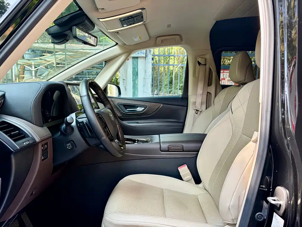 Toyota Alphard — миниатюра 5