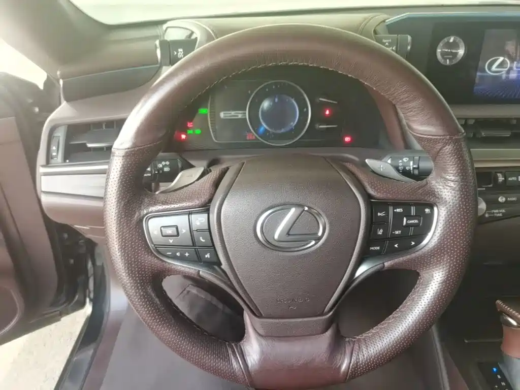 Lexus ES — миниатюра 11