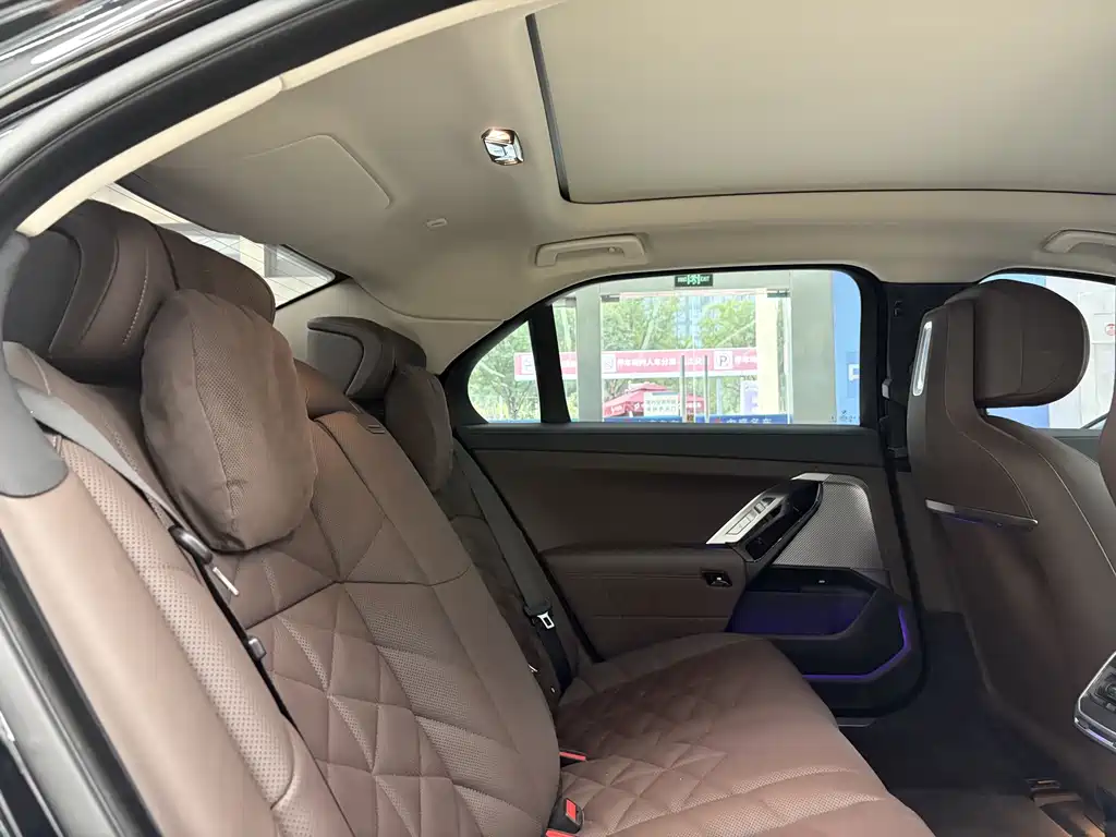 BMW i7 — миниатюра 22