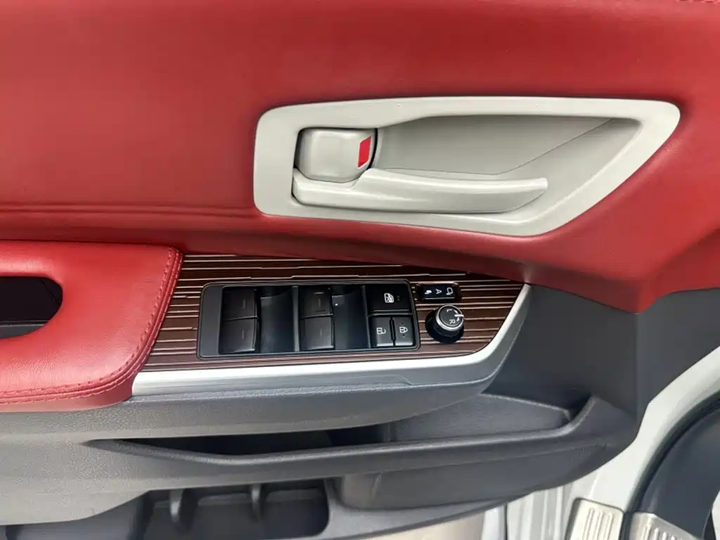 Toyota Granvia — миниатюра 5