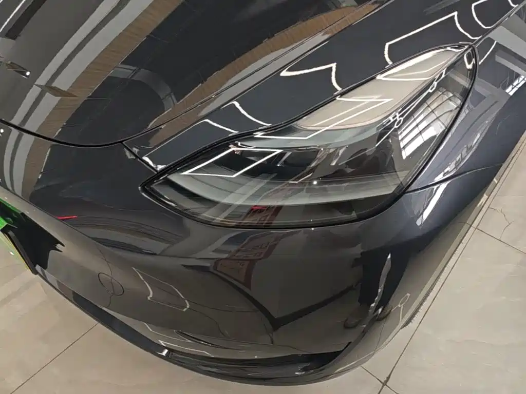 Tesla Model Y — миниатюра 24