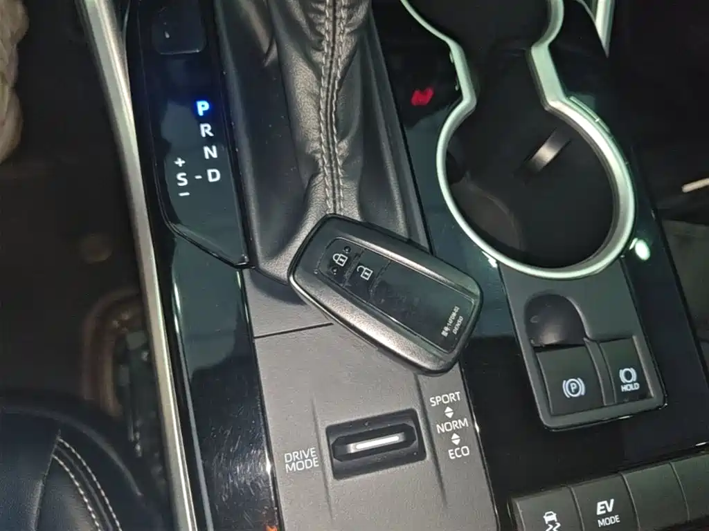 Toyota Crown Kluger — миниатюра 9