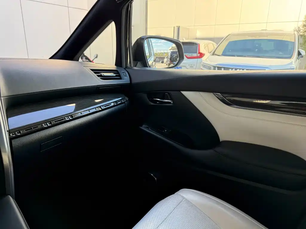 Toyota Vellfire — миниатюра 10