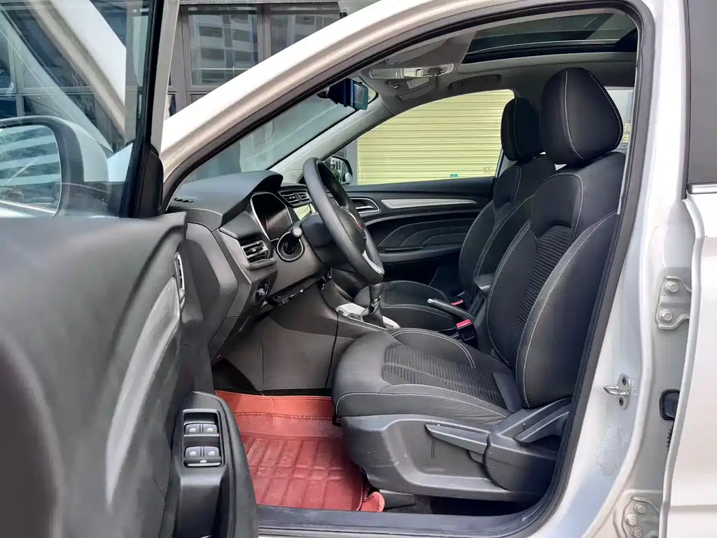 Roewe RX3 — миниатюра 7