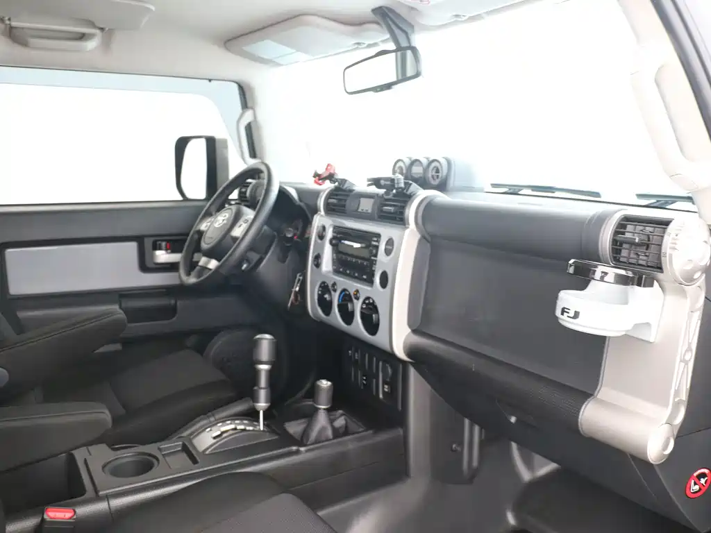 Toyota FJ Cruiser — миниатюра 9