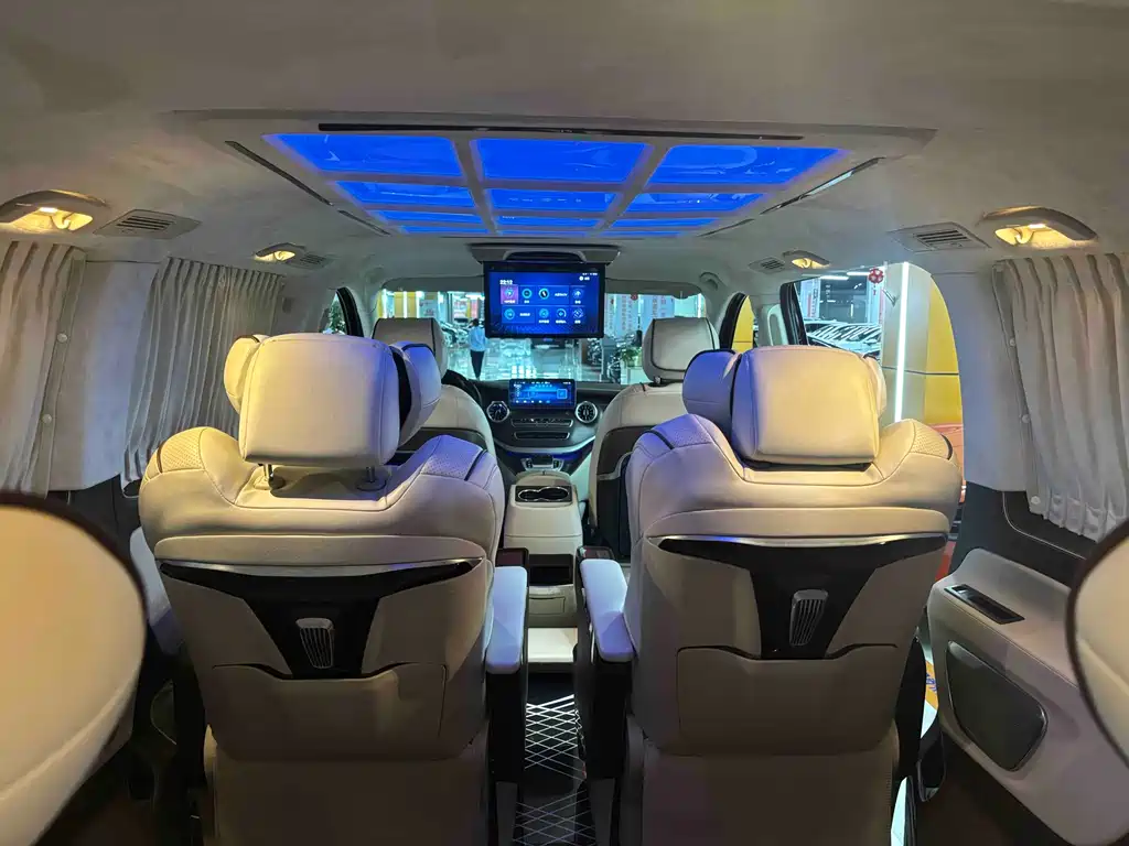 Mercedes-Benz Vito 2023 2.0T Elite 7 мест