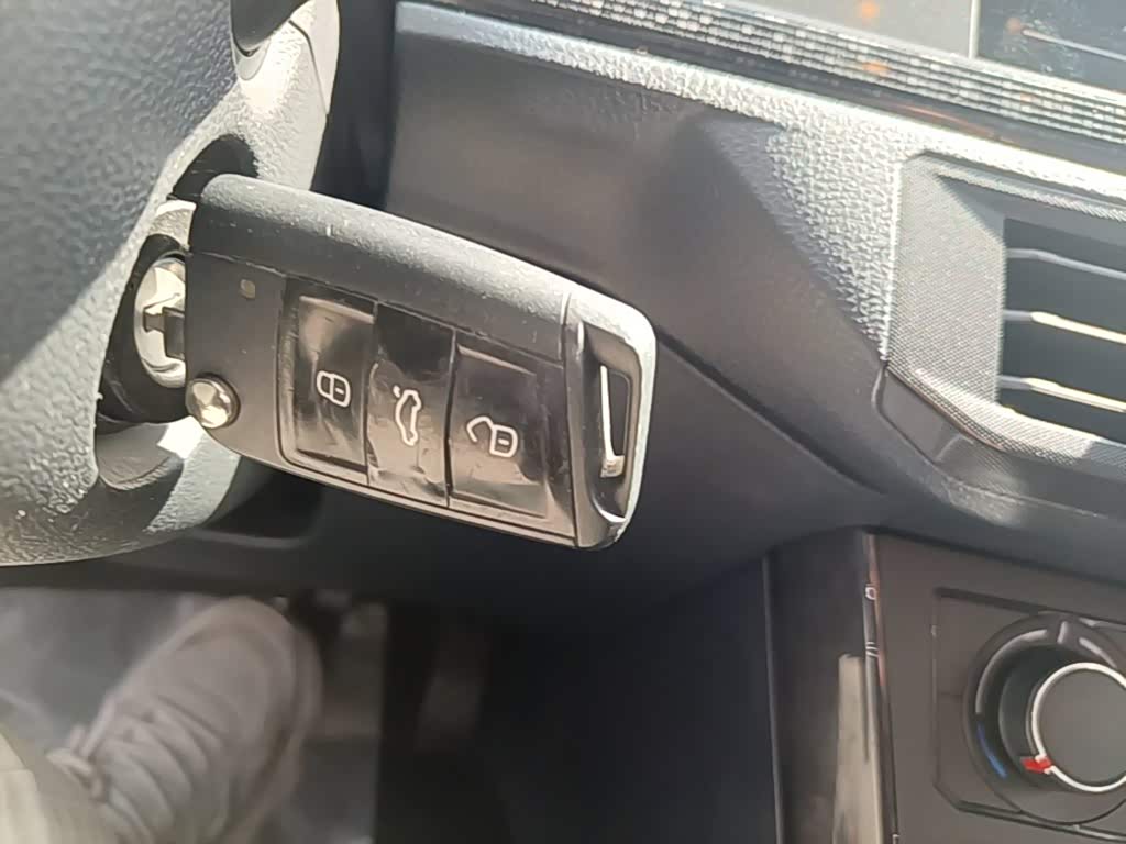 Audi Q2L 1.5 л 2023 г. Голубой, пробег 22300 км