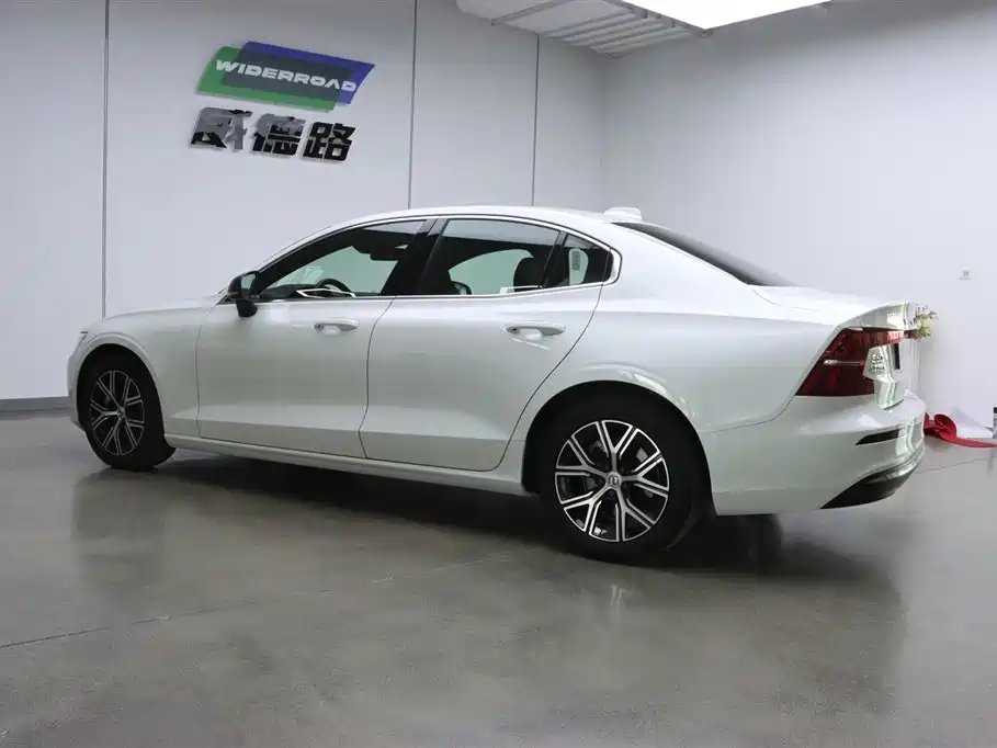 Volvo S60 2025 B4 Luxury
