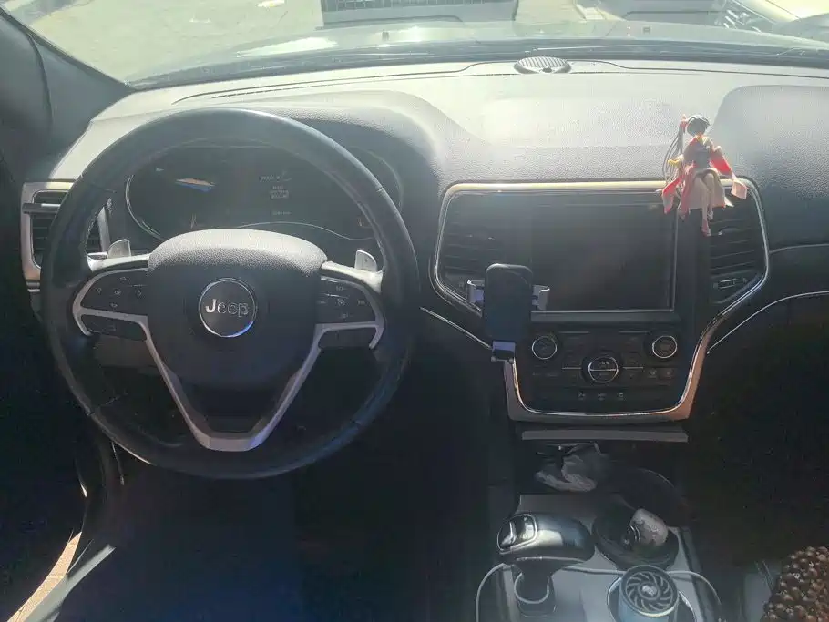 Jeep Grand Cherokee (Import) — миниатюра 12