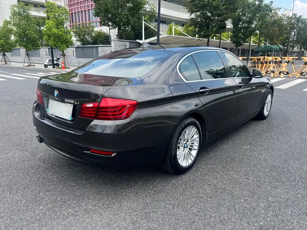 BMW 5 Series — миниатюра 7