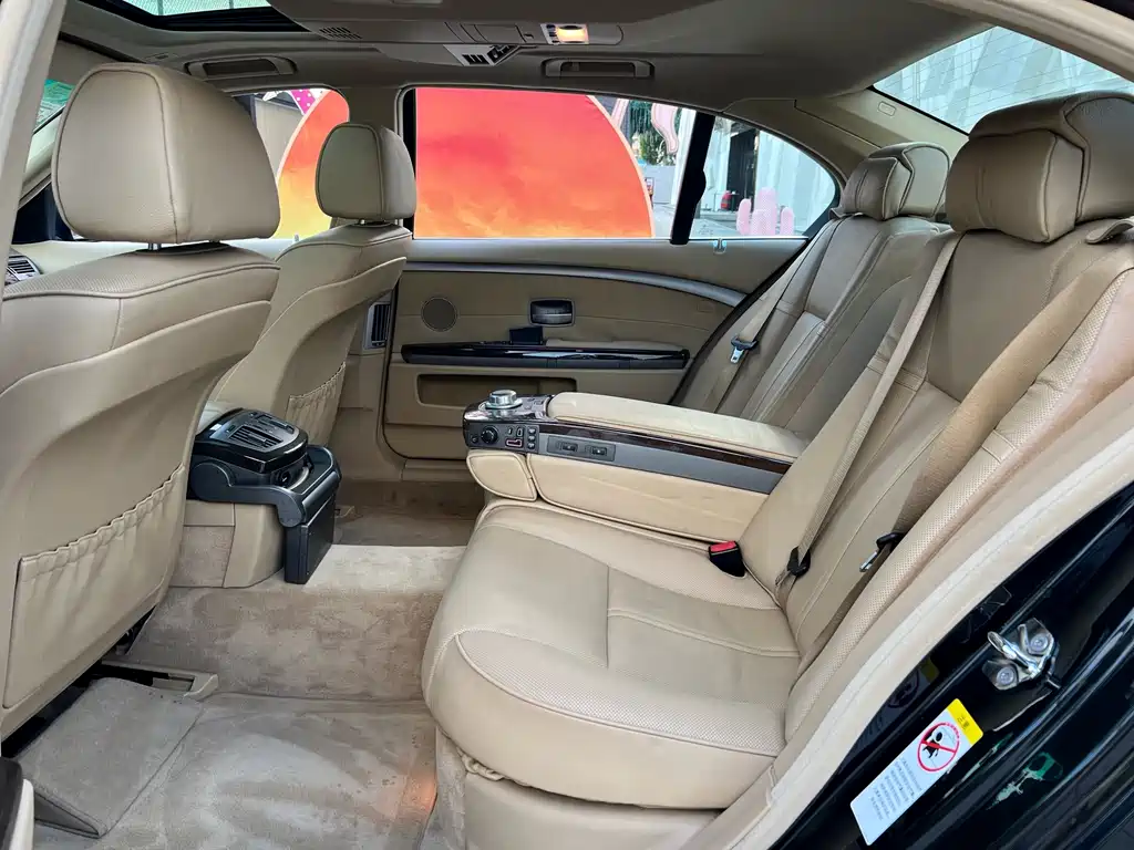 BMW 7 Series — миниатюра 14