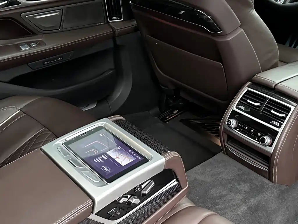 BMW 7 Series — миниатюра 9