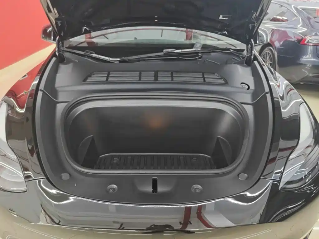 Tesla Model Y — миниатюра 20