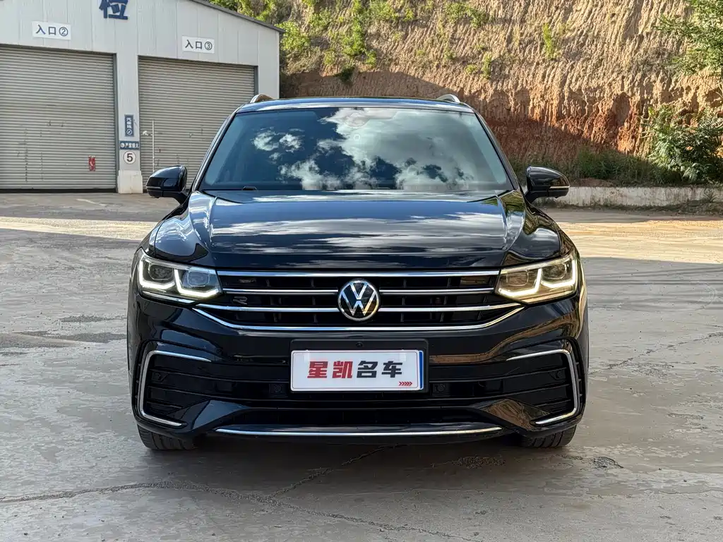Volkswagen Tiguan L L 2022 380TSI AT R-Line 7 мест