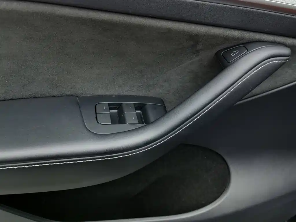 Tesla Model Y — миниатюра 9