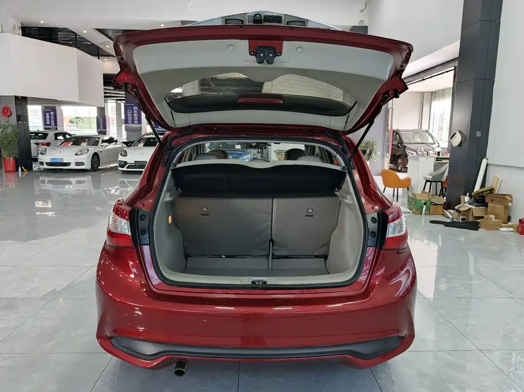 Nissan Tiida — миниатюра 15