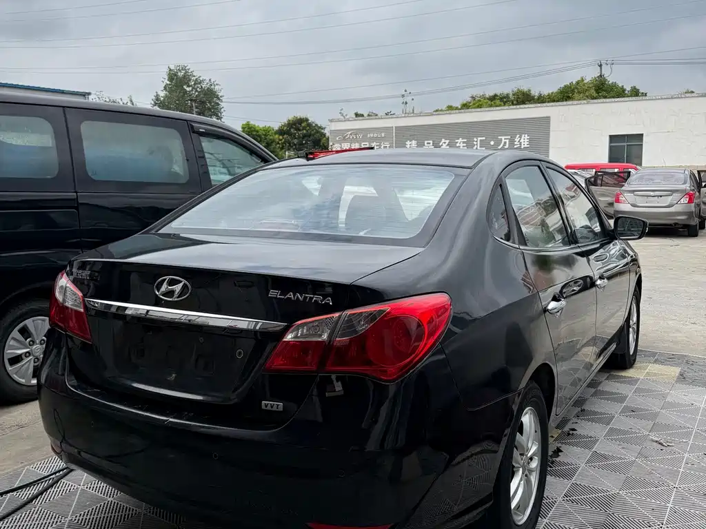 Hyundai Elantra — миниатюра 8
