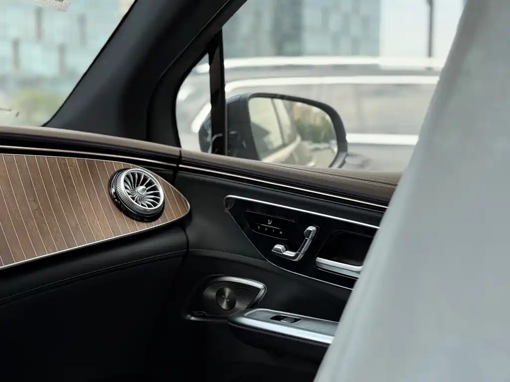 Mercedes-Benz EQE SUV — миниатюра 13