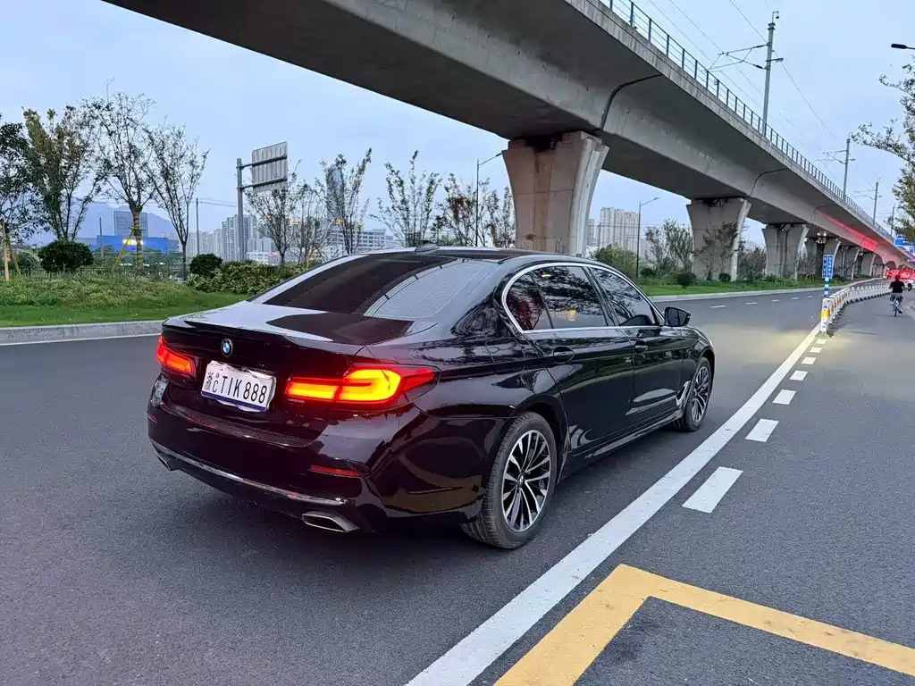 BMW 5 Series — миниатюра 9