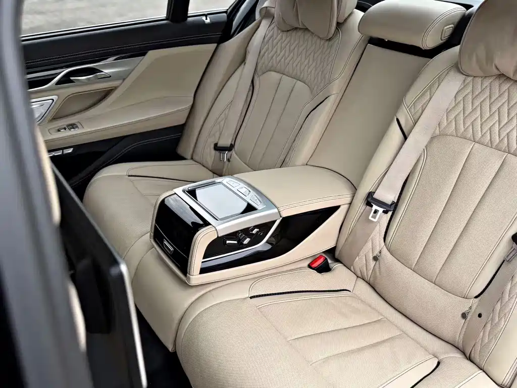 BMW 7 Series — миниатюра 9