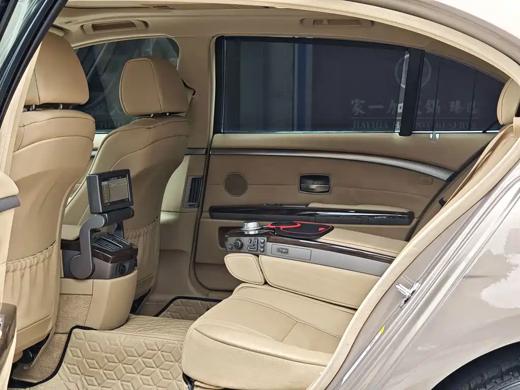 BMW 7 Series — миниатюра 12