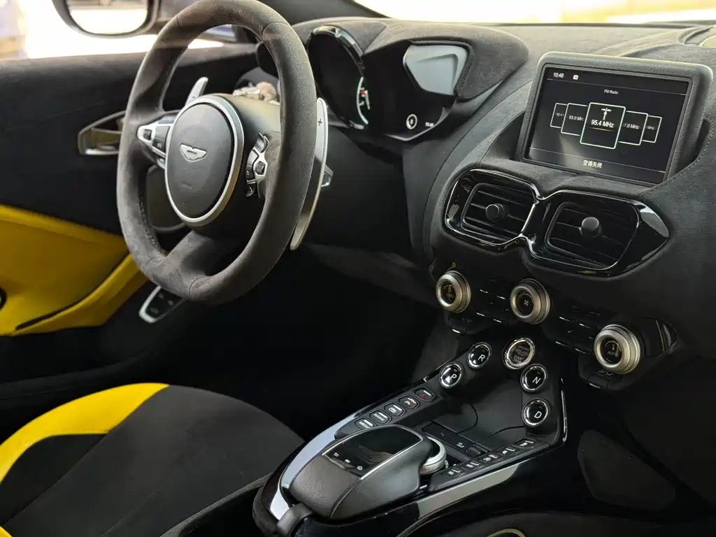 ASTON MARTIN V8 VANTAGE