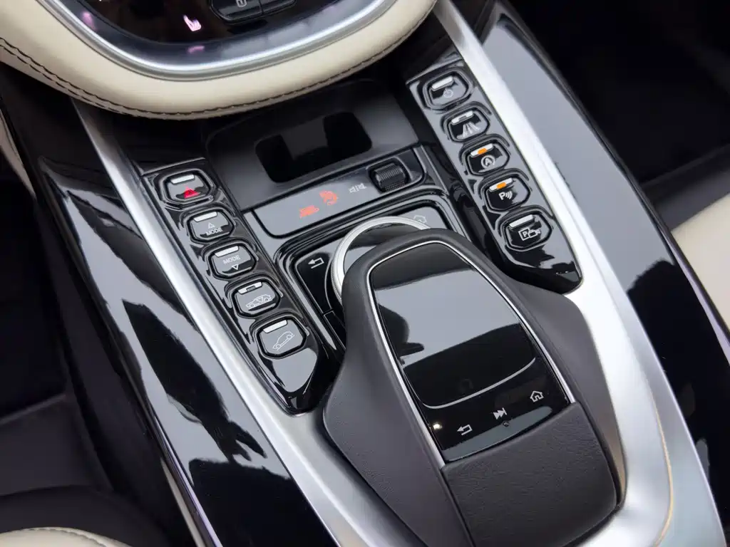Aston Martin DBX — миниатюра 19