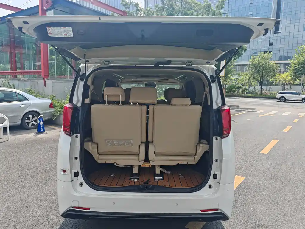 Toyota Alphard — миниатюра 9