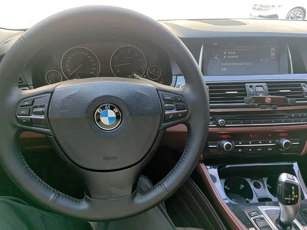 BMW 5 Series — миниатюра 10