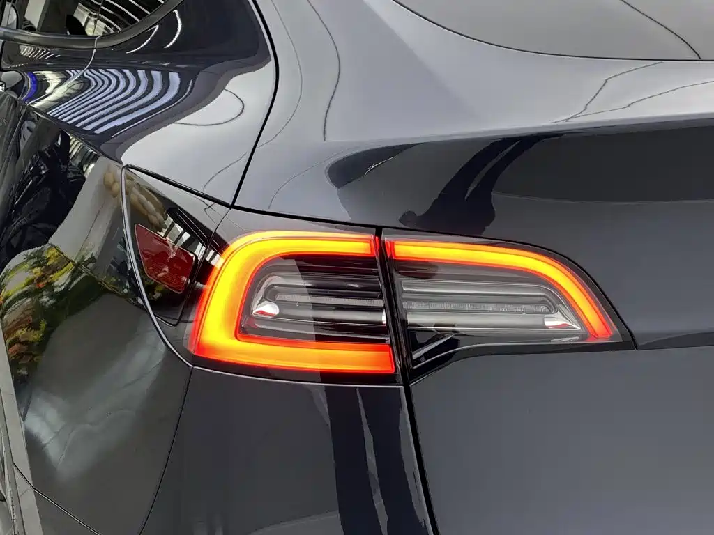 Tesla Model Y — миниатюра 8