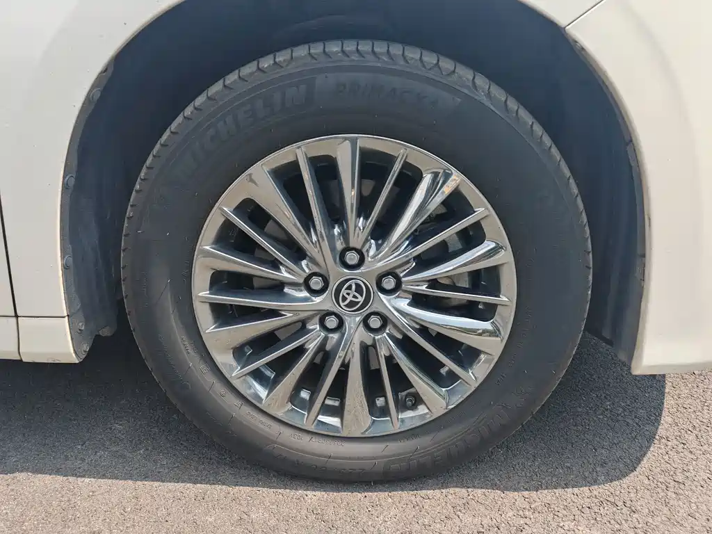 Toyota Alphard — миниатюра 17