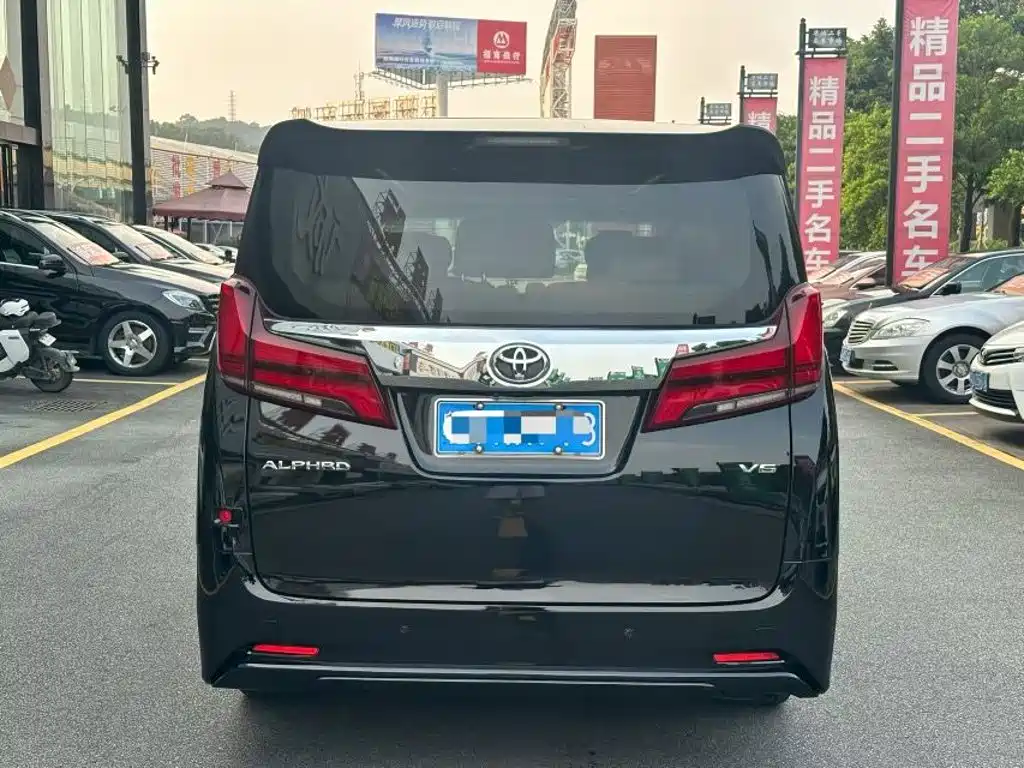 Toyota Alphard — миниатюра 5