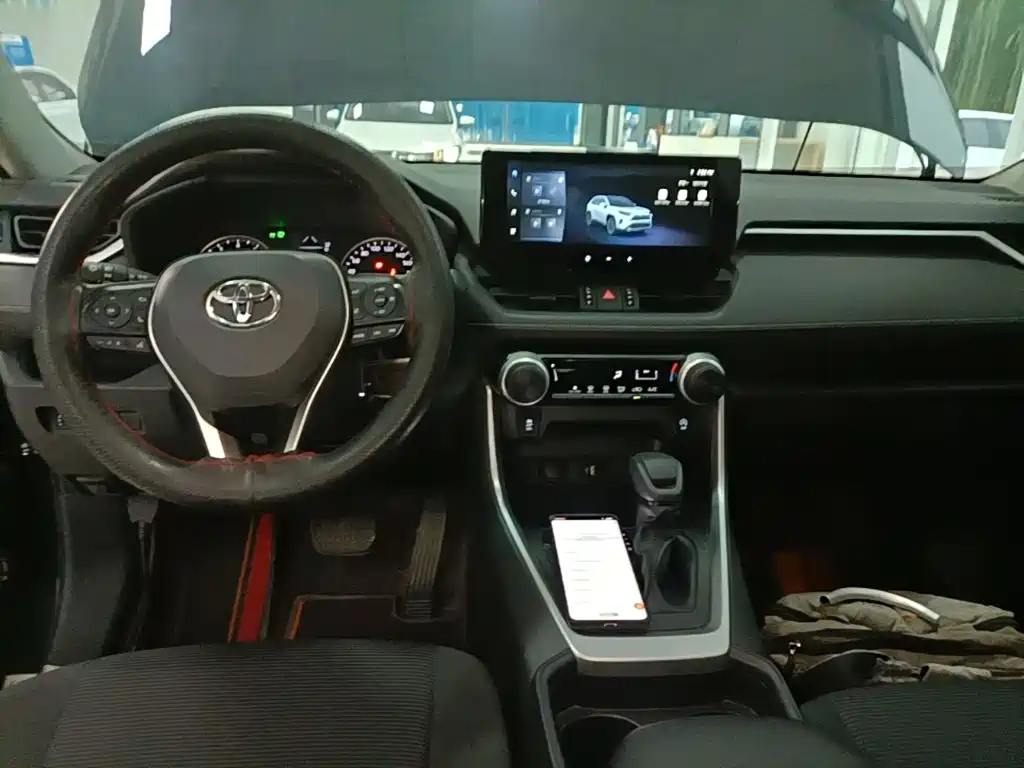 Toyota RAV4 — миниатюра 10