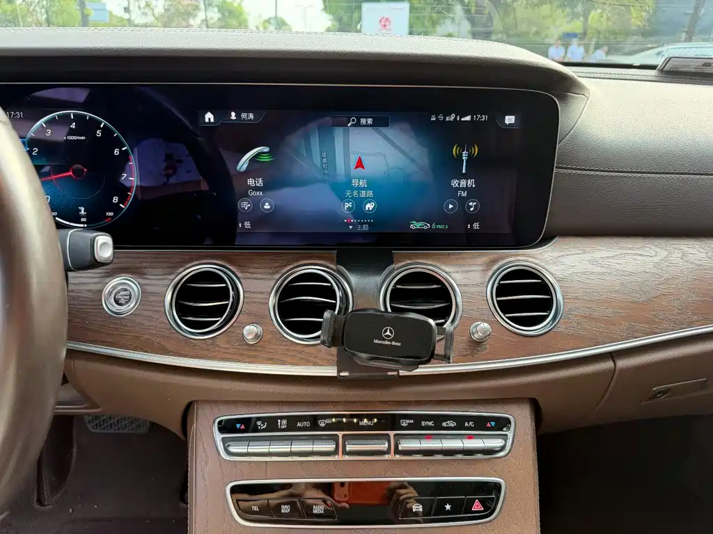 Mercedes-Benz E-Class — миниатюра 9