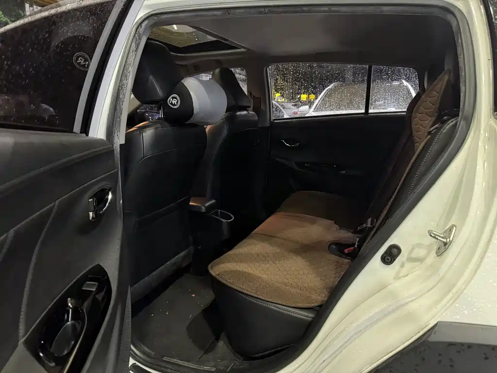 Toyota Yaris L — миниатюра 8