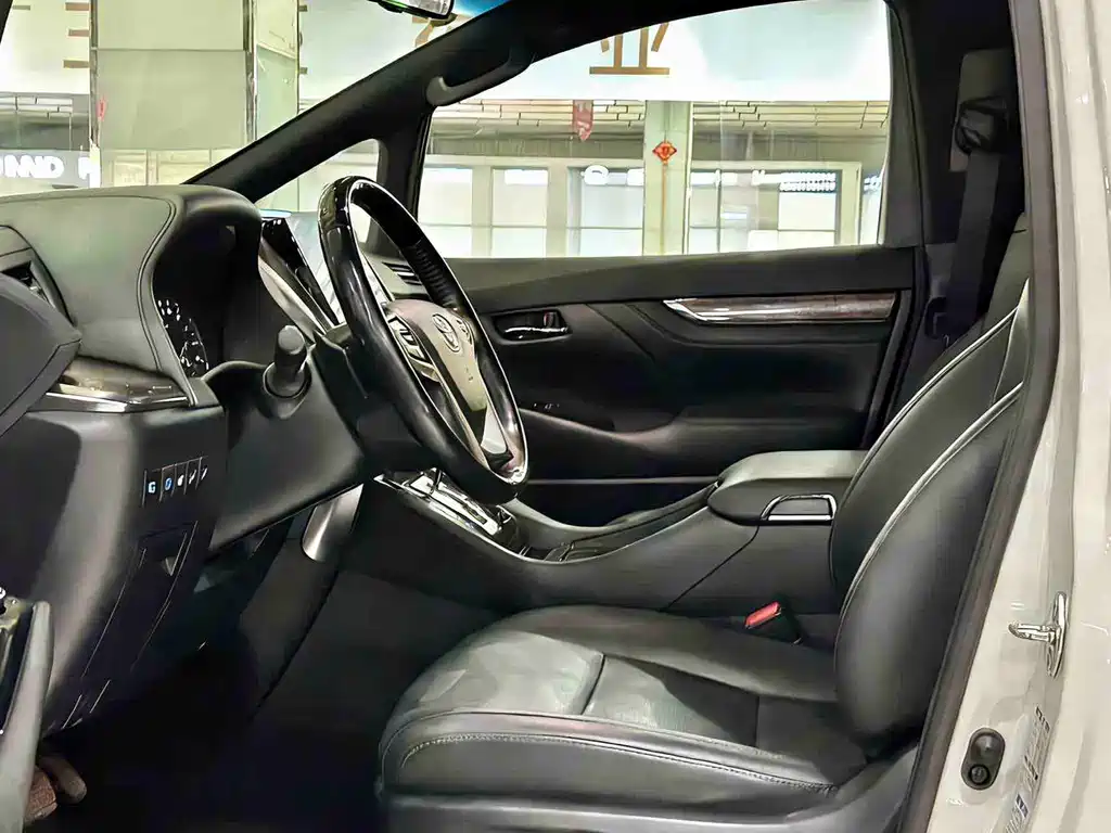 Toyota Alphard - фото 10