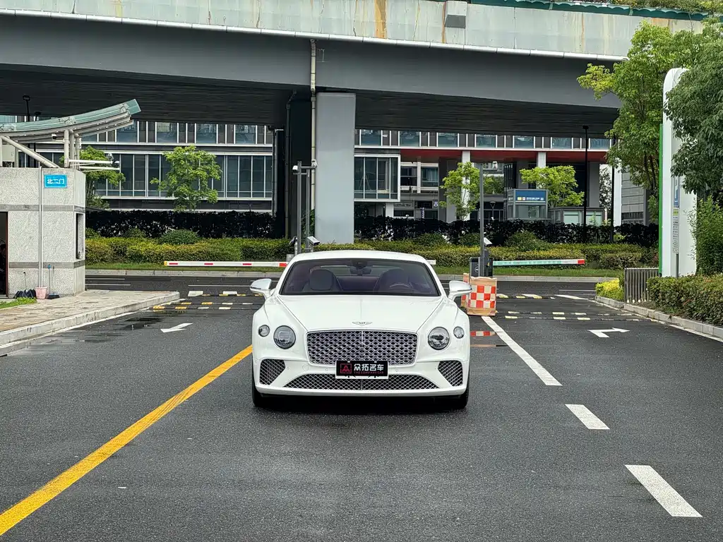 Bentley Continental 4.0T GT V8 Mulliner, фото 2