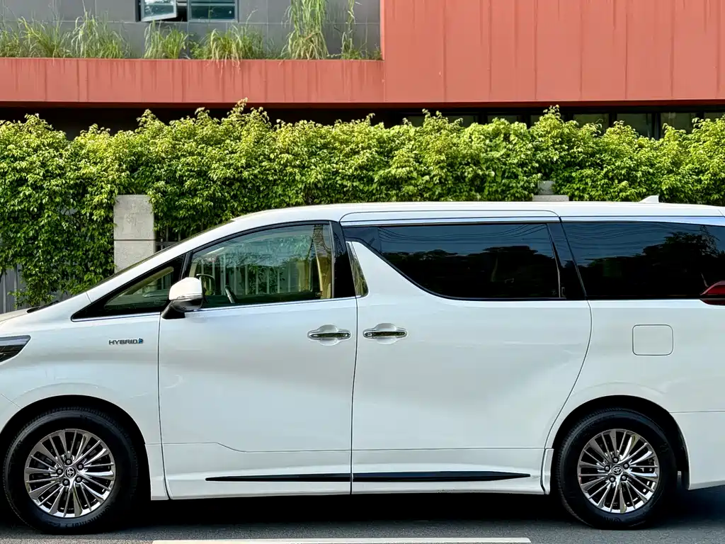 Toyota Alphard — миниатюра 4
