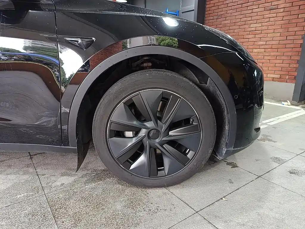 Tesla Model Y — миниатюра 17