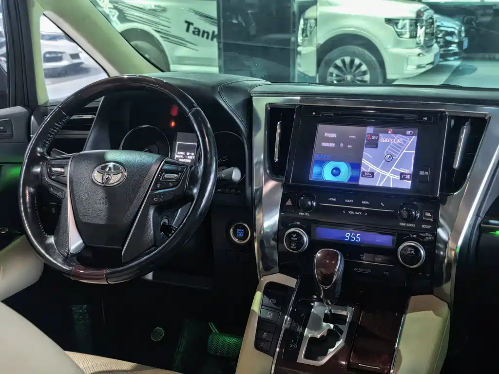 Toyota Alphard — миниатюра 5