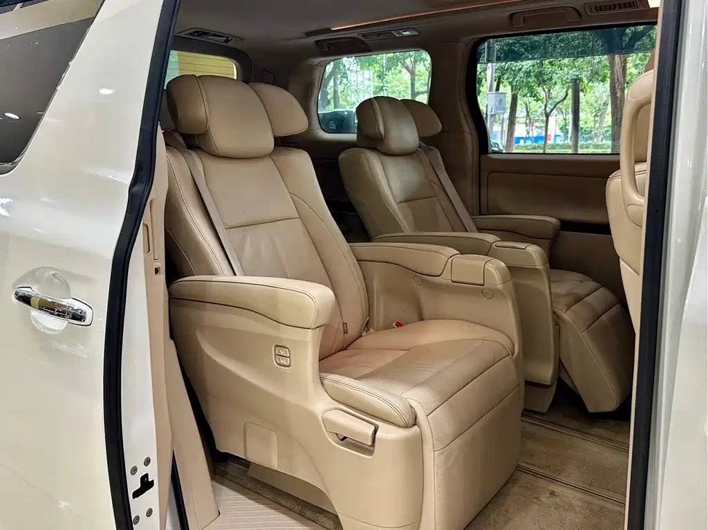 Toyota Alphard — миниатюра 11