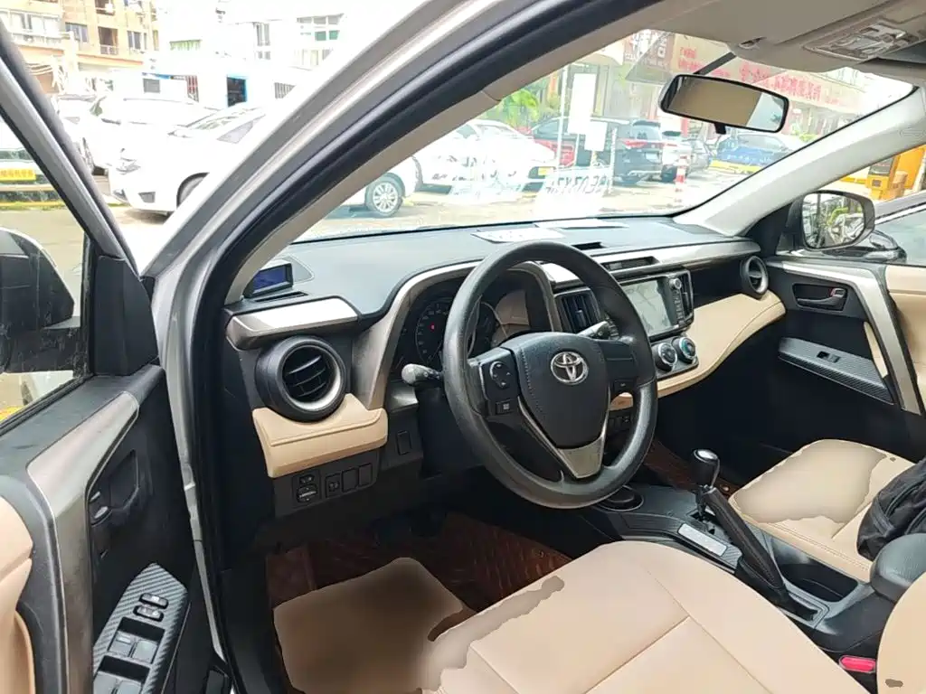 Toyota RAV4 — миниатюра 10