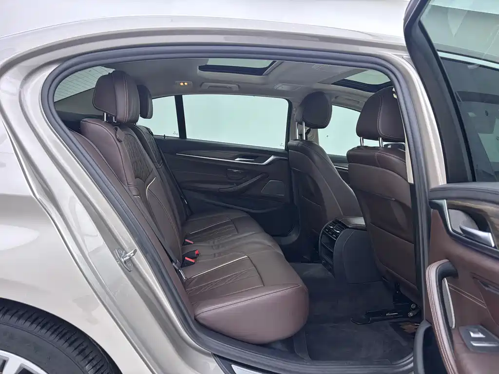 BMW 5 Series New Energy — миниатюра 6