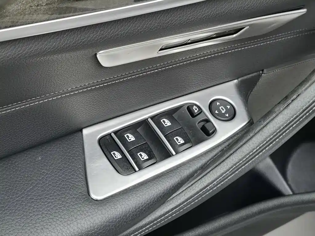 BMW 5 Series — миниатюра 9