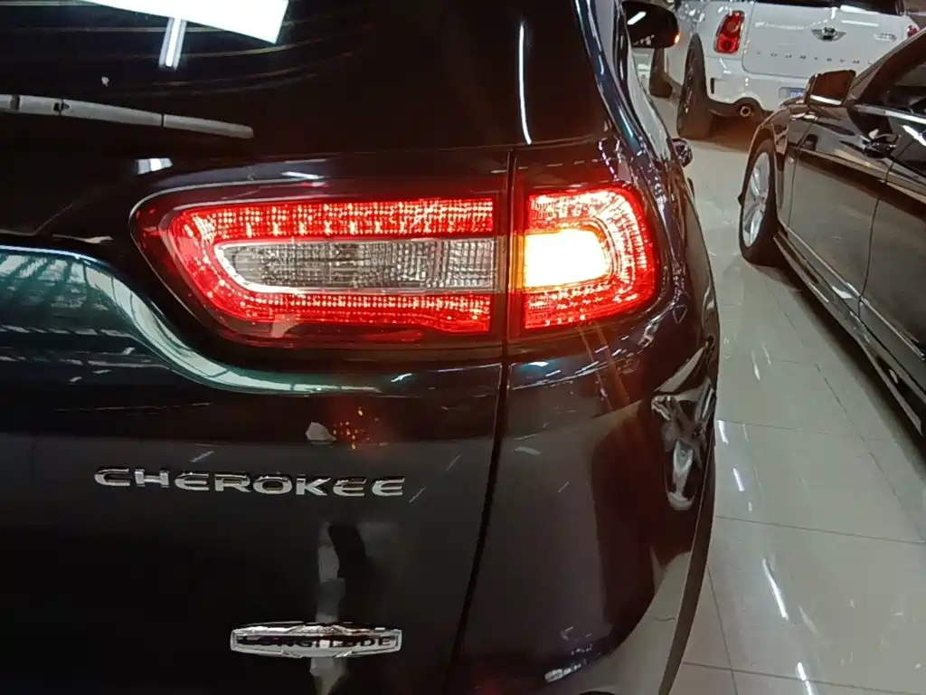 Jeep Cherokee — миниатюра 8