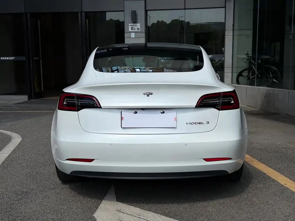 Tesla Model 3 — миниатюра 10