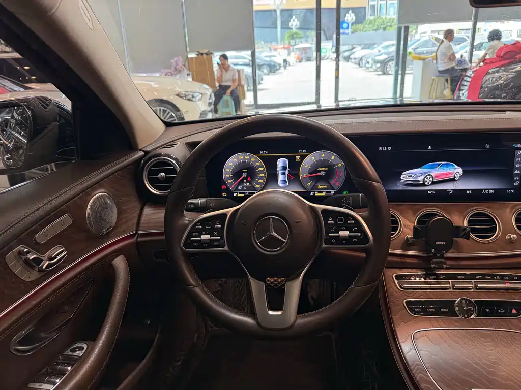 Mercedes-Benz E-Class — миниатюра 15