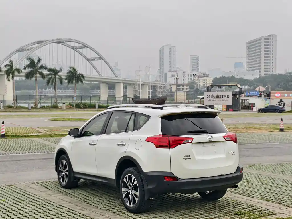 Toyota RAV4 — миниатюра 6
