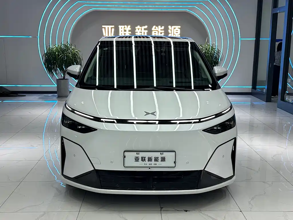 XPeng X9 — миниатюра 2