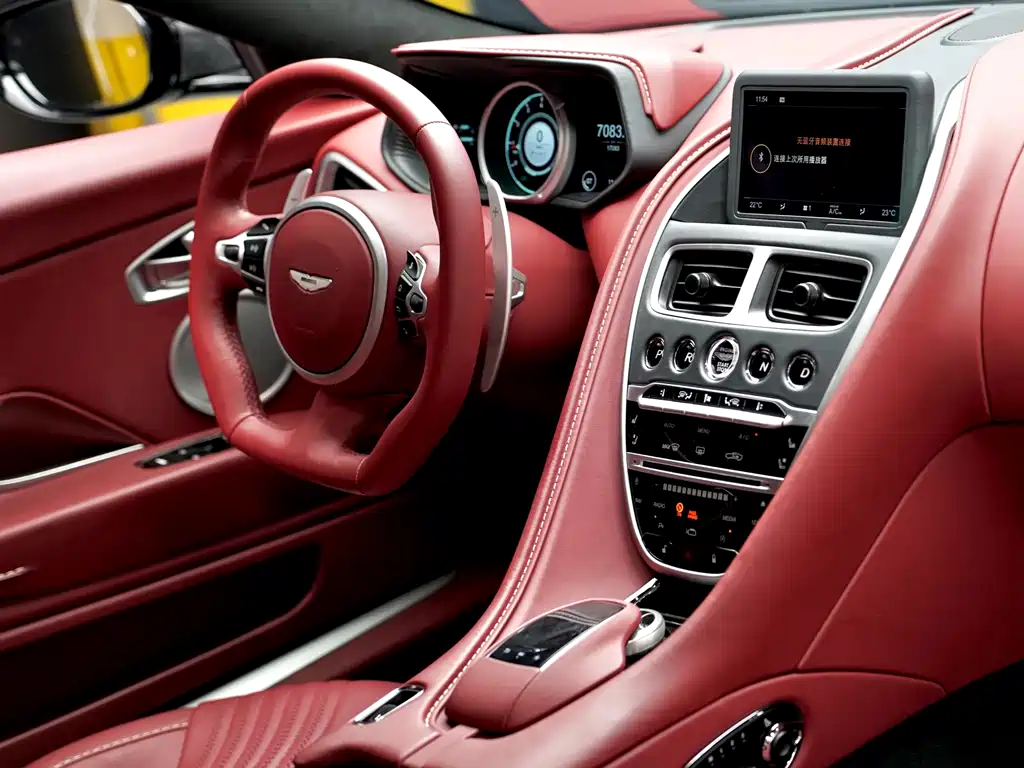 Aston Martin DB11 — миниатюра 7
